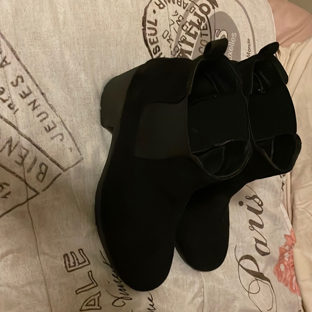These boots are nice and good for walking, they have a heel of about 3 inches